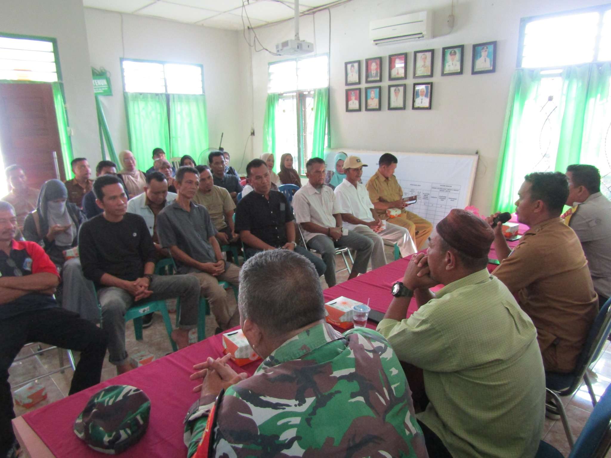 PENYERAHAN SK (SURAT KEPUTUSAN) PENGURUS RT DAN RW KELURAHAN SUNGAIBARU KECAMATAN MENTOK MASA BHAKTI TAHUN 2026 S.D 2030.