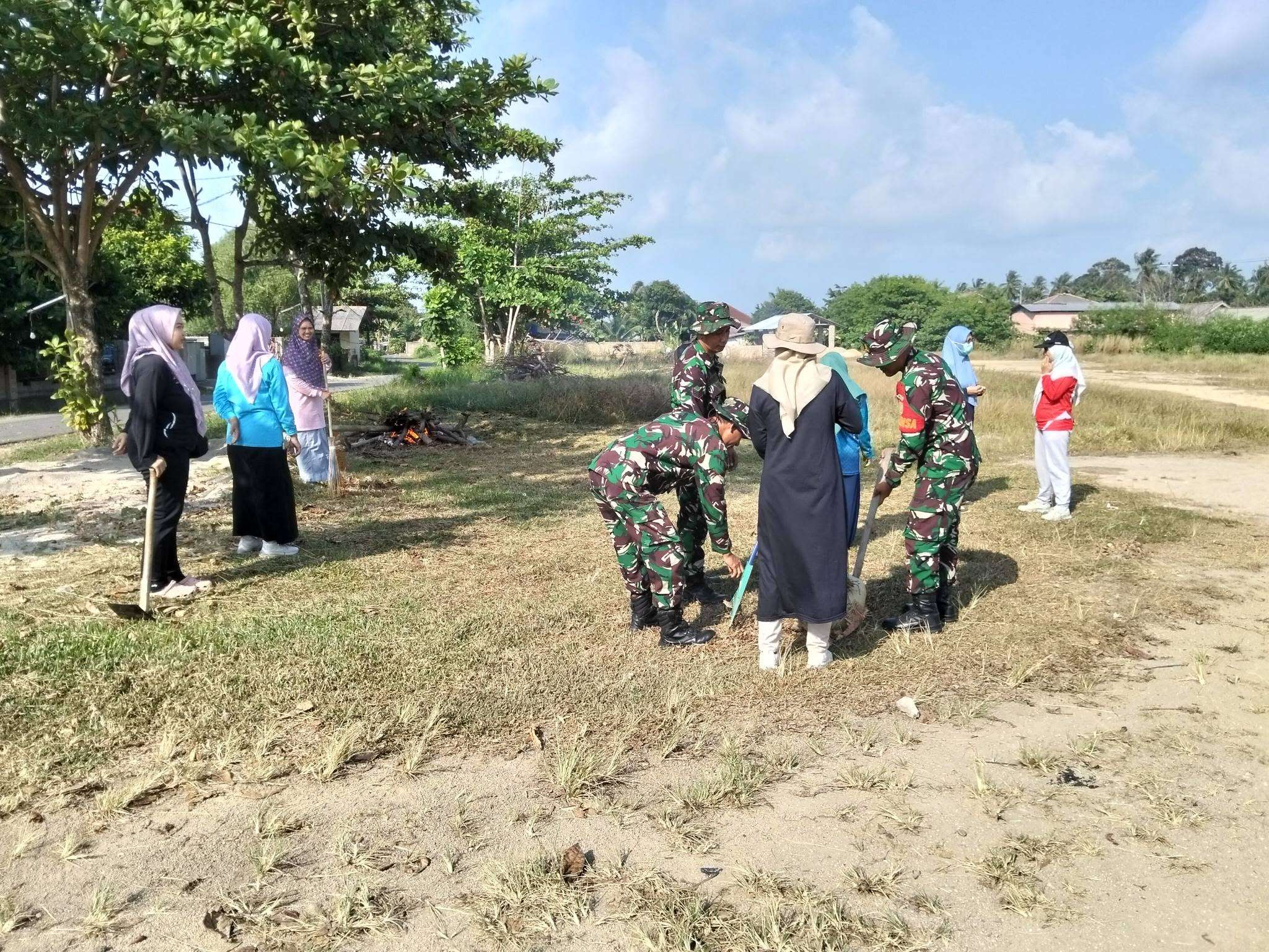 Kegiatan Gotong Royong bersama anggota TNI Koramil 431-02 Mentok