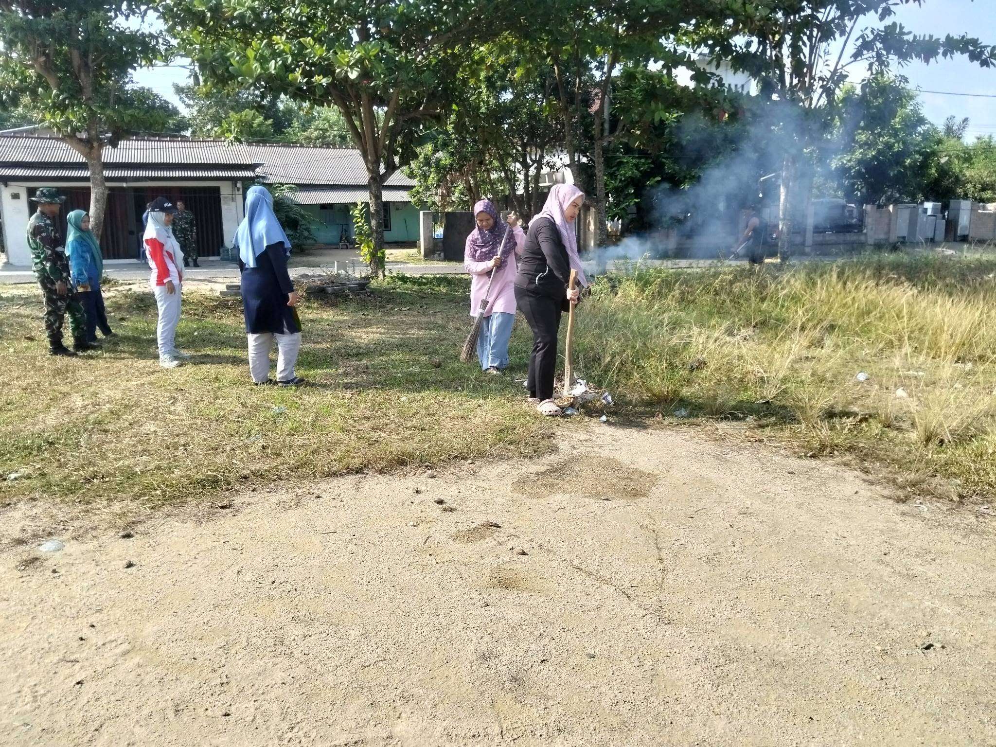 Kegiatan Gotong Royong bersama anggota TNI Koramil 431-02 Mentok