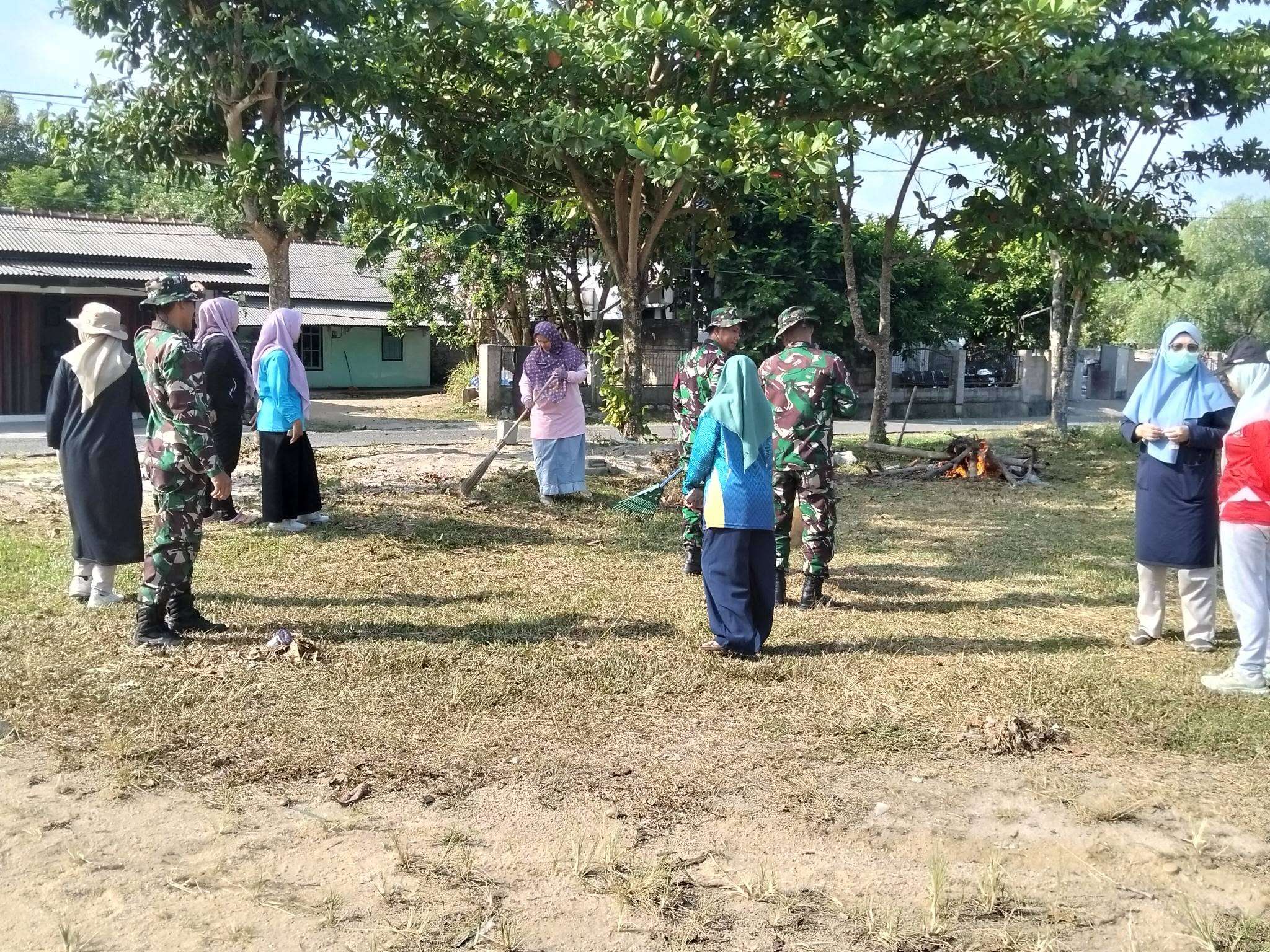 Kegiatan Gotong Royong bersama anggota TNI Koramil 431-02 Mentok