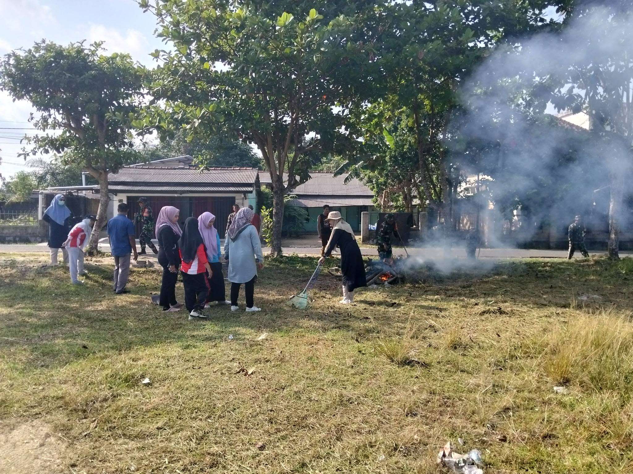 Kegiatan Gotong Royong bersama anggota TNI Koramil 431-02 Mentok