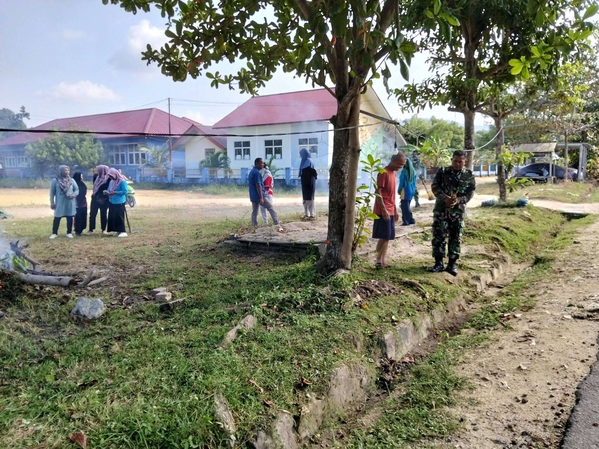 Kegiatan Gotong Royong bersama anggota TNI Koramil 431-02 Mentok